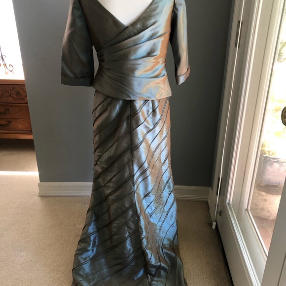 Stunning and very flattering evening gown. - Picture 6 of 8